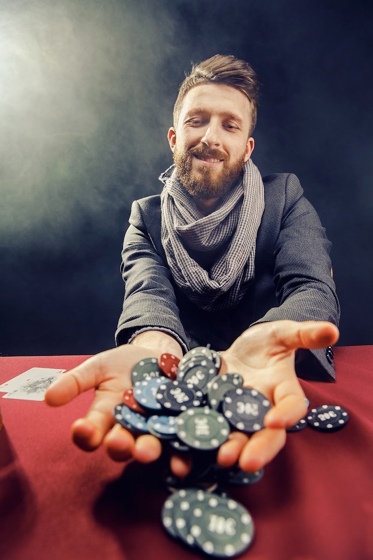 Pengguna bermain Live Casino secara responsif melalui smartphone di area rumah